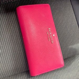 Like Brand new Kate spade wallet no tears or scratches in perfect condition